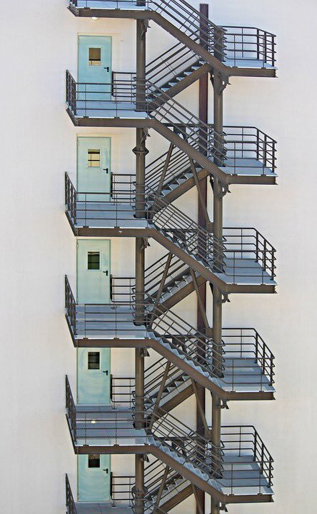 سلالم الهروب في المباني الإدارية والمستشفيات بالدمام