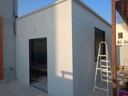 بناء غرف ساندوتش بانل للسطح حي الحزام الذهبي 